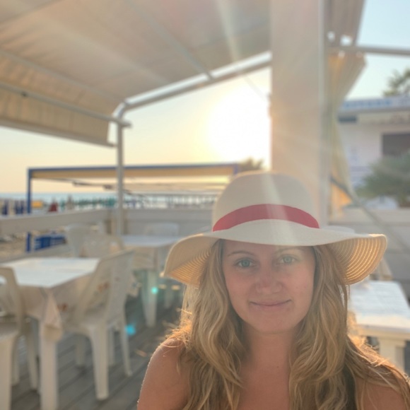 Meet your Posher, Leah - Picture 2 of 5